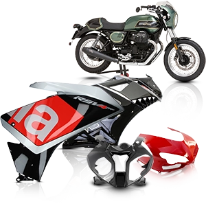 Komplette Motorrad-Verkleidungssets in verschiedenen Farben und Designs, teils mit Bike.